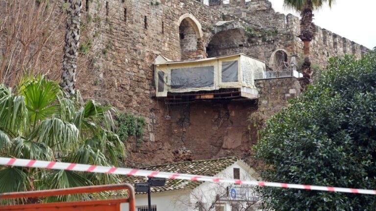 Antalya’da sağanak tarihi surlara zarar verdi
