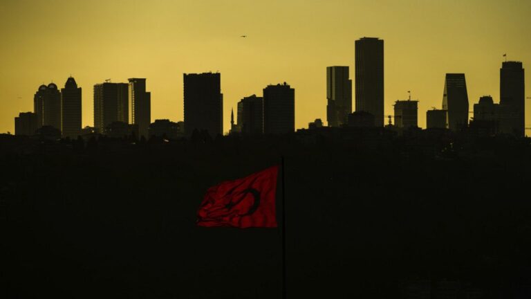 İstanbul’da üç katlı bina çöktü: 1 kişi hayatını kaybetti