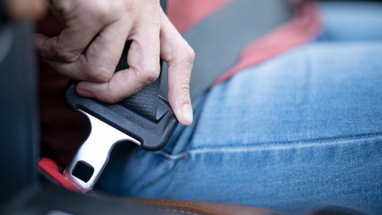 Bakan Yerlikaya'dan tatilden dönecek sürücülere emniyet kemeri uyarısı