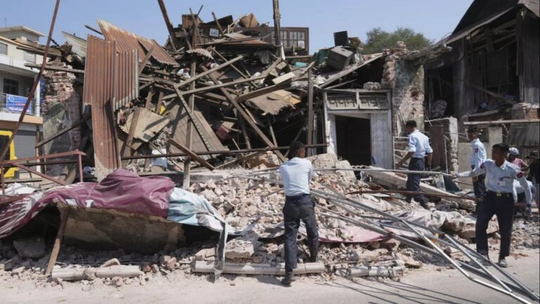 Myanmar Depremi: 2.000'den fazla insanın öldürüldüğü, toprak değişikliklerinin bazı bölgeleri alakasız hale getirdiği doğrulandı