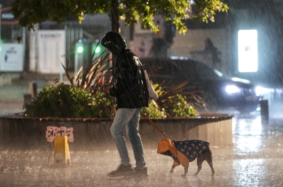 İstanbul'u etkisi altına alan sağanak yağışlar güncel durumu ve hava tahminlerini belirliyor