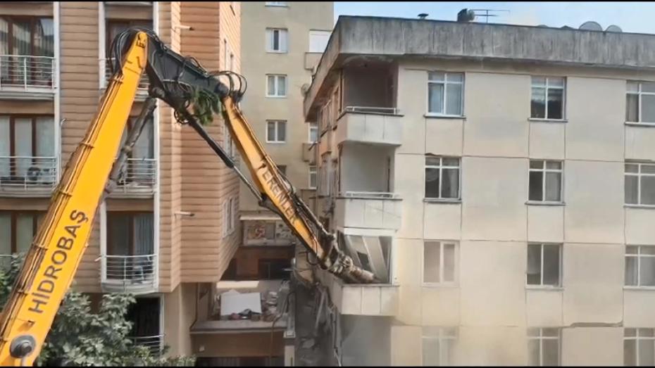 Maltepe'deki Çöken Bina İçin Kontrollü Yıkım Çalışmaları Devam Ediyor