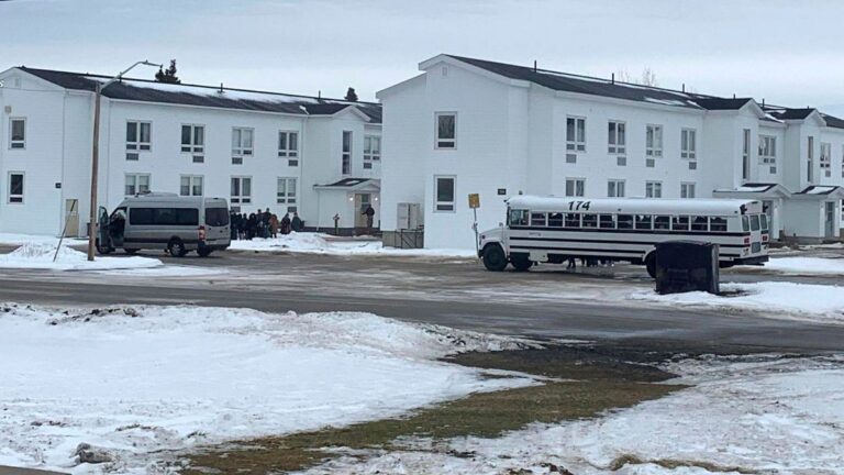 Hollanda’dan kalkan uçak acil iniş yapınca yolcular askeri kışlada uyumak zorunda kaldı