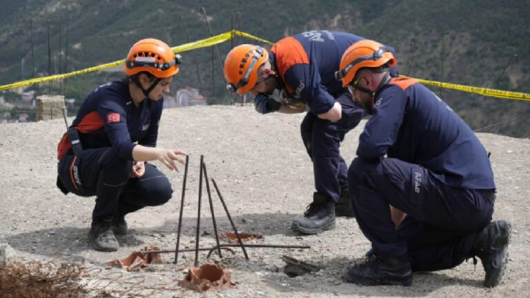 Gümüşhane’de deprem tatbikatı ekiplerin hızlı müdahalesiyle başarıyla icra edildi