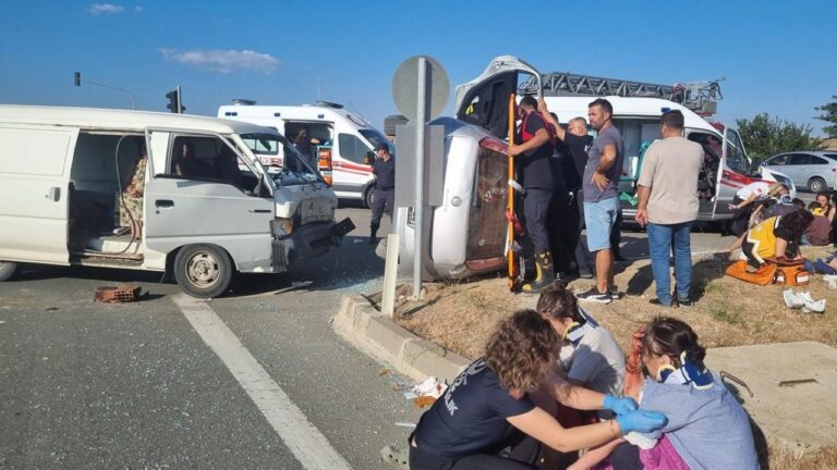 Çanakkale'de otomobille minibüs çarpıştı: 7 yaralı