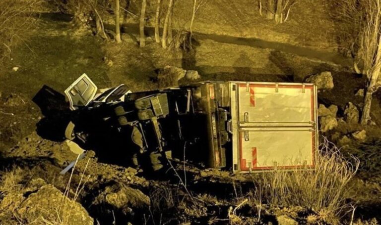 Virajı geçemeyen kamyon hendeğe uçtu: 1 yaralı – Son Dakika Türkiye Haberleri