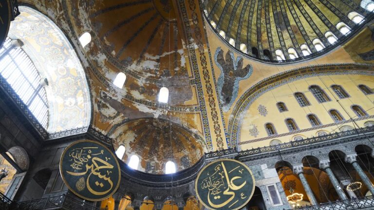 Hagia Sophia'nın ana kubbesinde tarihi restorasyon