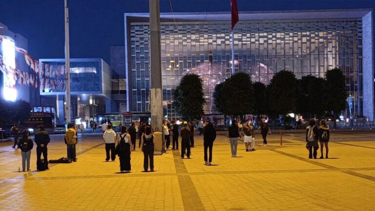 Taksim'de “ayakta duran adam” protestosu: 18 kişi gözaltına alındı