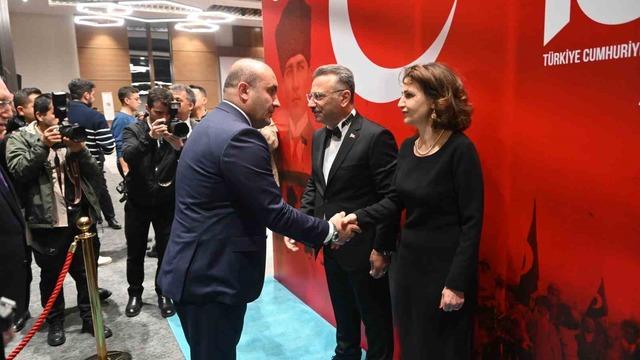 Cumhuriyet yaşındaki 102 yaşındaki Ali Amca, 4. protokolle bayramını kutladı