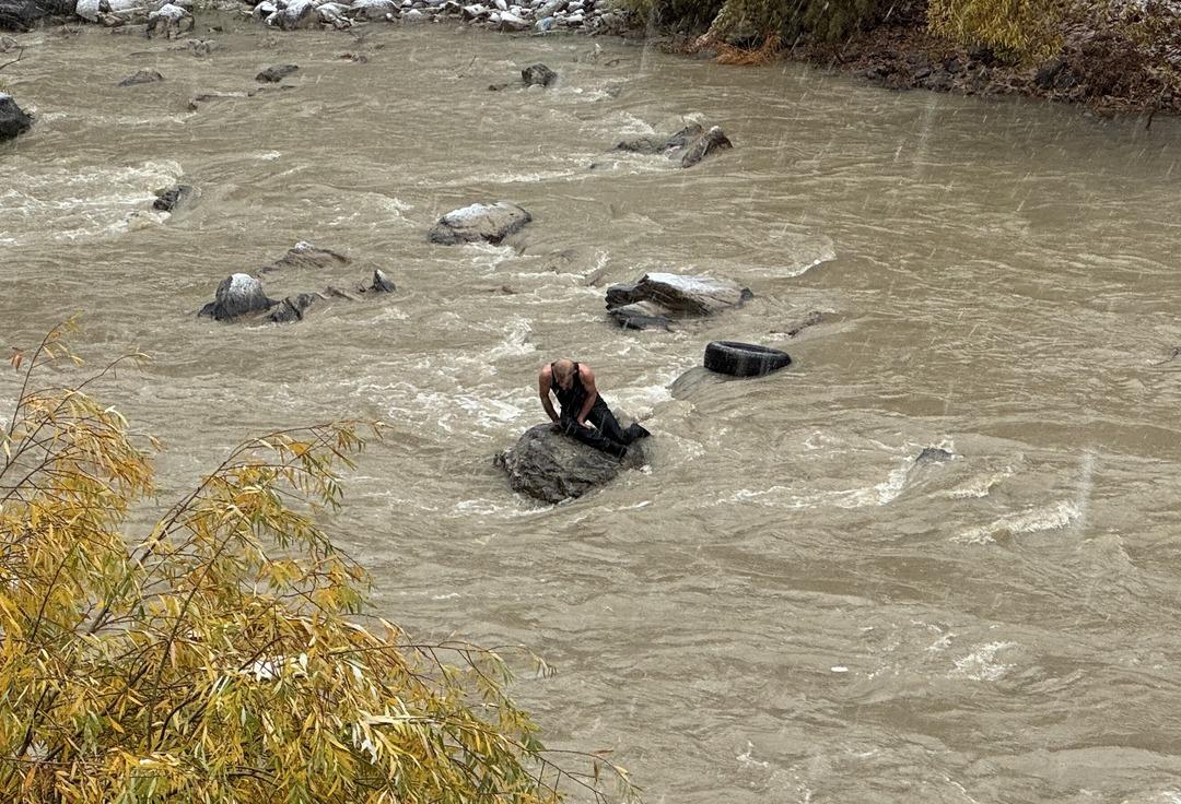 Zap Su'da Yaşam! Kamyonetin devrilmesi sonucu 2 kişi öldü, 2 kişi de yaralandı.