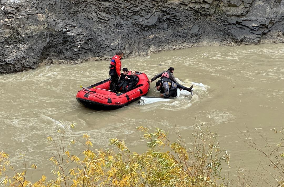 Zap Su'da Yaşam! Kamyonetin devrilmesi sonucu 2 kişi hayatını kaybetti, 2 kişi de yaralandı